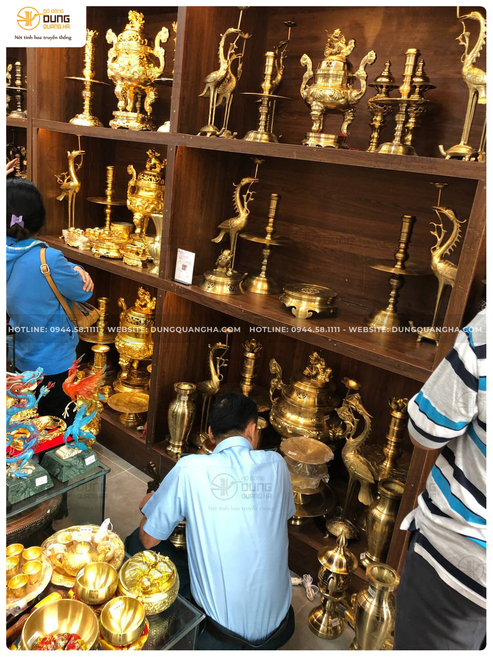 Khách đến cửa hàng Dung Quang Hà cơ sở Sài Gòn sắm đồ thờ catut