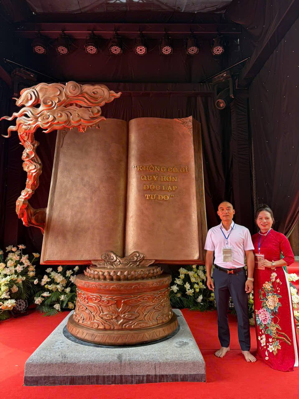 Vinh dự điêu khắc tác phẩm  