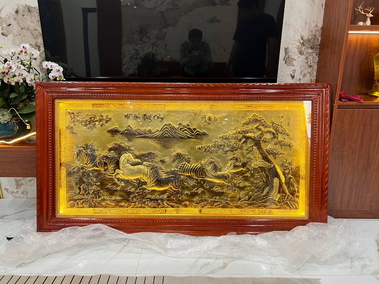 Đồ đồng Dung Quang H&agrave; b&agrave;n giao tranh đồng M&atilde; Đ&aacute;o Th&agrave;nh C&ocirc;ng 1m7 x 90cm l&agrave;m qu&agrave; t&acirc;n gia tại Chương Mỹ