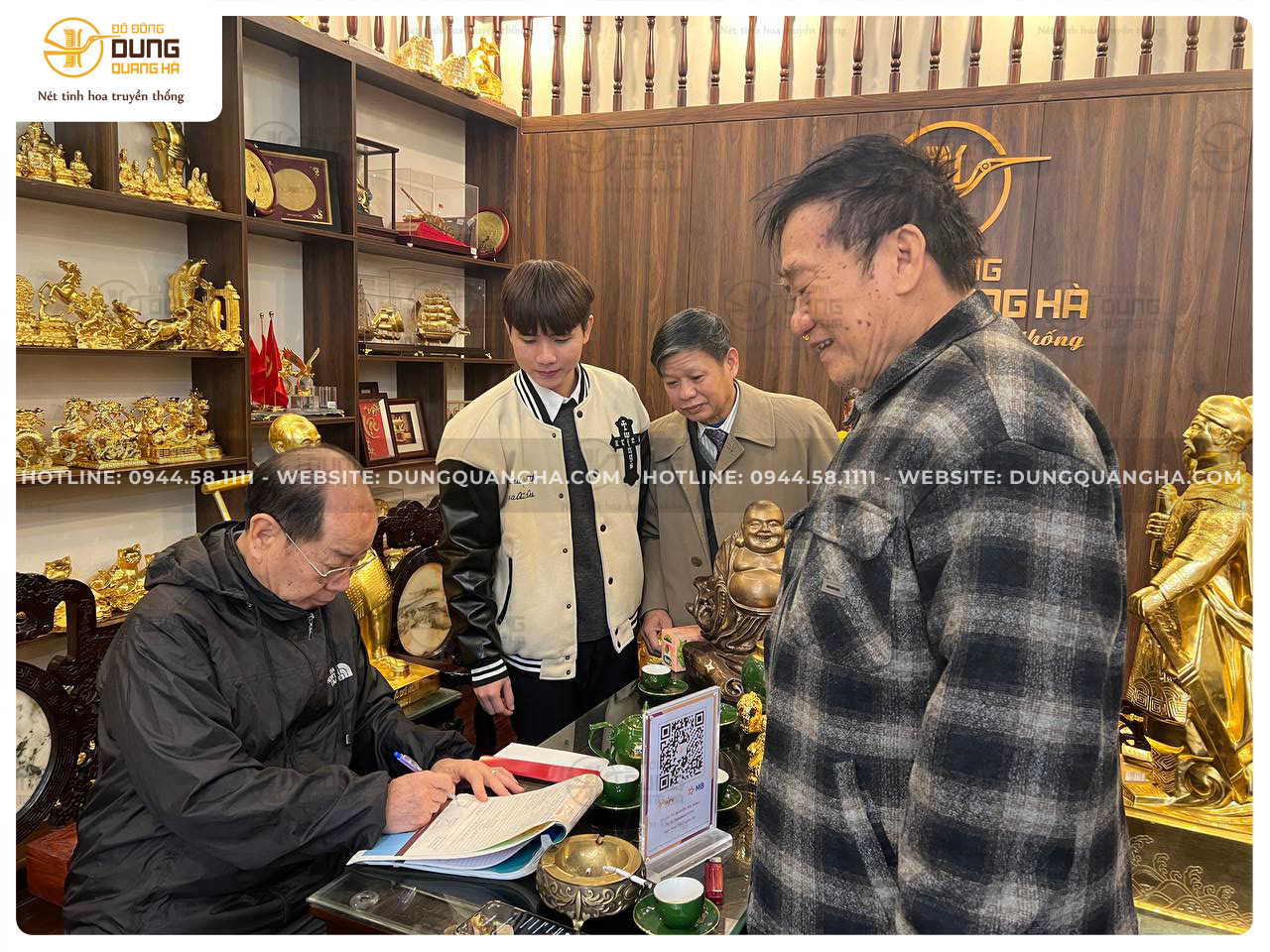 Khách hàng đến cửa hàng đặt cọc đúc tượng Cụ Tổ (họ Đặng - Thanh Hoá)