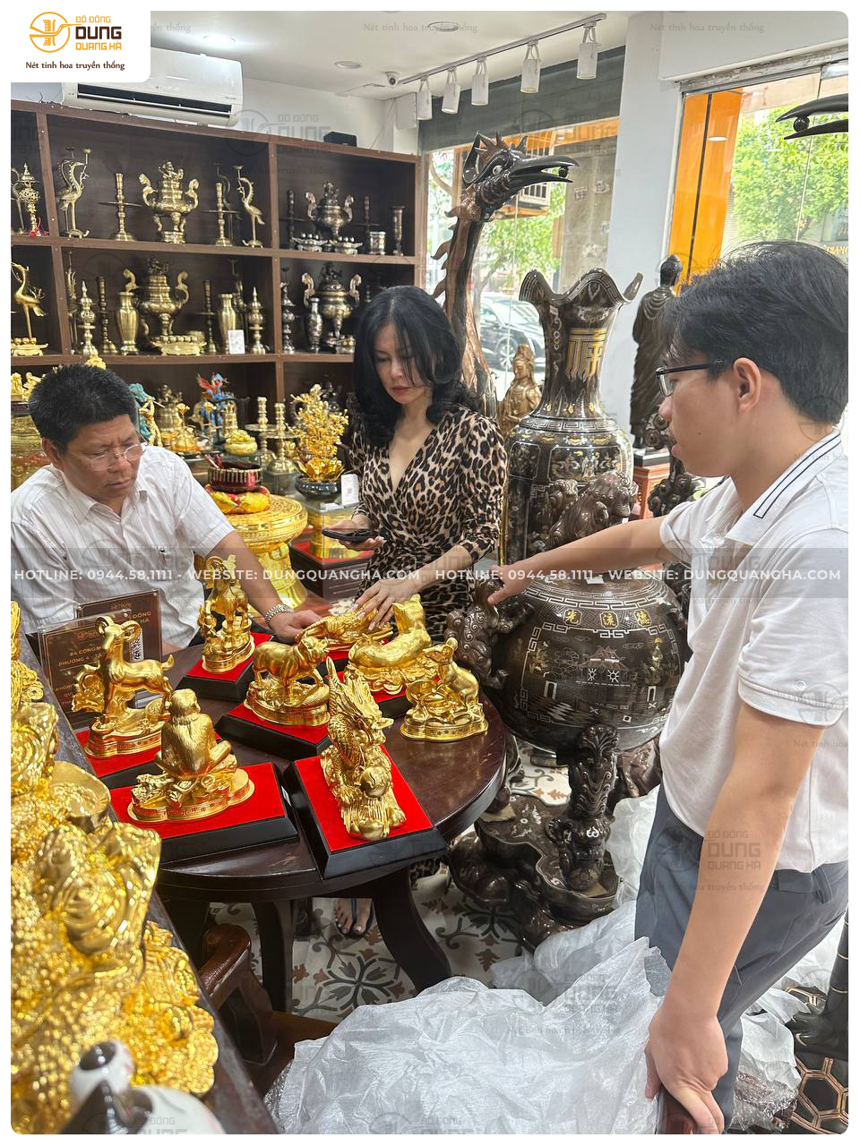 Khách hàng đến cửa hàng cơ sở Sài Gòn mua tượng 12 con giáp