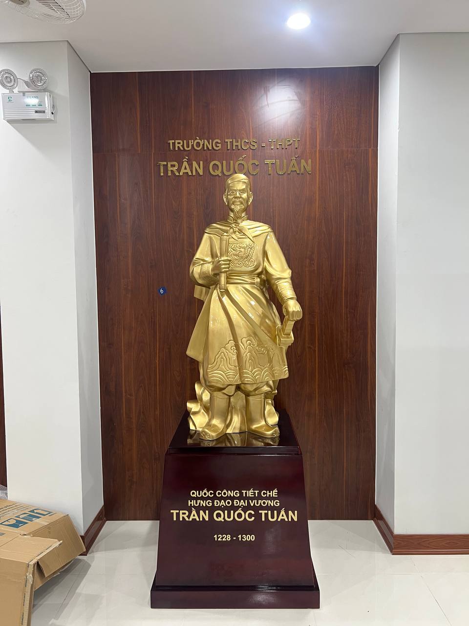 Đồ đồng Dung Quang H&agrave; b&agrave;n giao bộ tượng Trần Quốc Tuấn v&agrave; tượng B&aacute;c Hồ tại trường học ở Nam Từ Li&ecirc;m, H&agrave; Nội