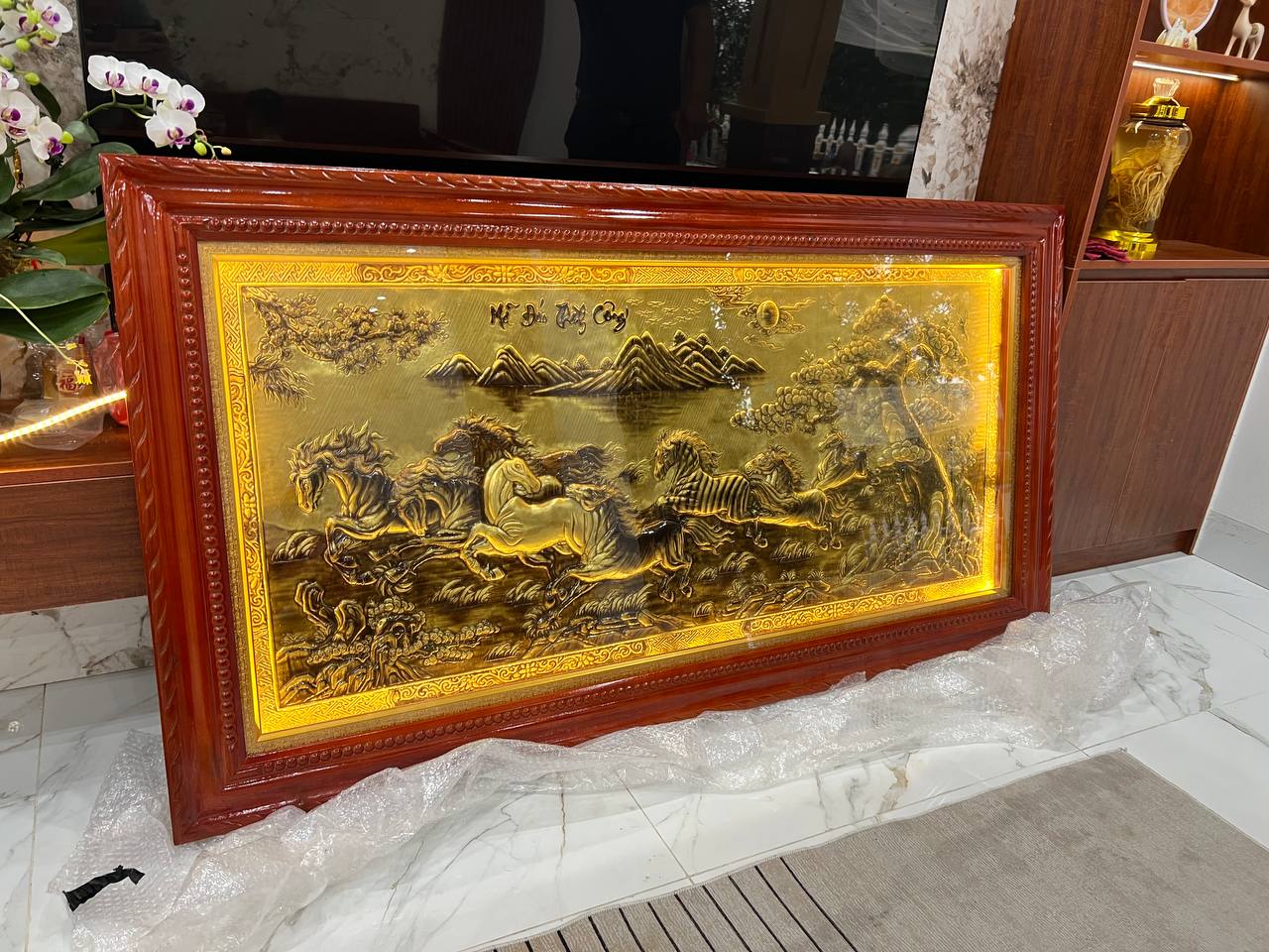 Đồ đồng Dung Quang H&agrave; b&agrave;n giao tranh đồng M&atilde; Đ&aacute;o Th&agrave;nh C&ocirc;ng 1m7 x 90cm l&agrave;m qu&agrave; t&acirc;n gia tại Chương Mỹ