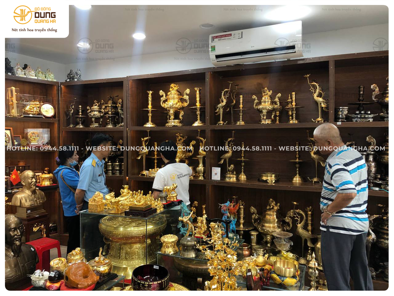 Khách đến cửa hàng Dung Quang Hà cơ sở Sài Gòn sắm đồ thờ catut