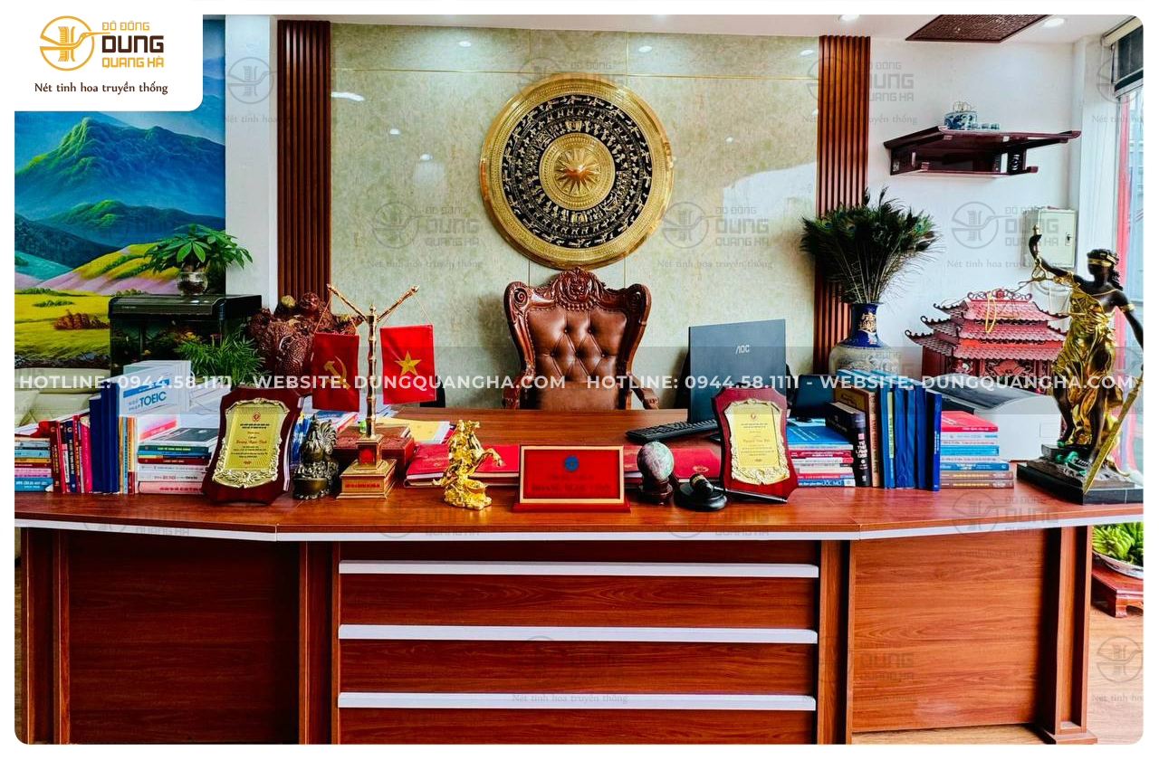 Bàn giao mặt trống 1m2 đồng vàng sơn đen, Tượng Trần Quốc Tuấn 90 đồng đỏ khảm tam khí, tượng nữ thần công lý 67cm, Bảng tên Chủ tịch Luật Sư Hoàng Ngọc Vinh