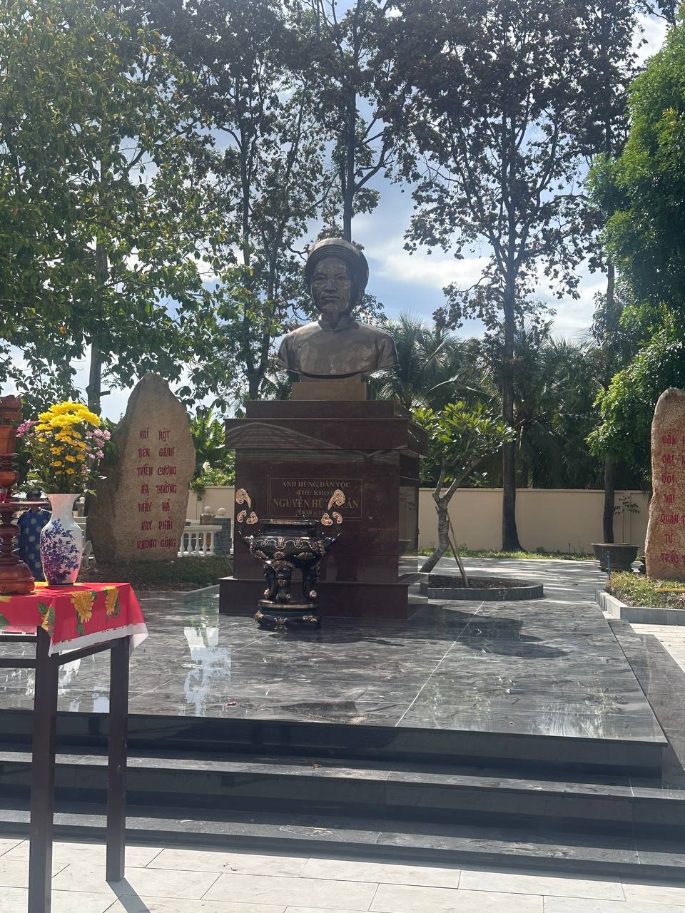 Lắp đặt tượng anh hùng dân tộc Nguyễn Hữu Huân 1m6 tại Chợ Gạo, Tiền Giang