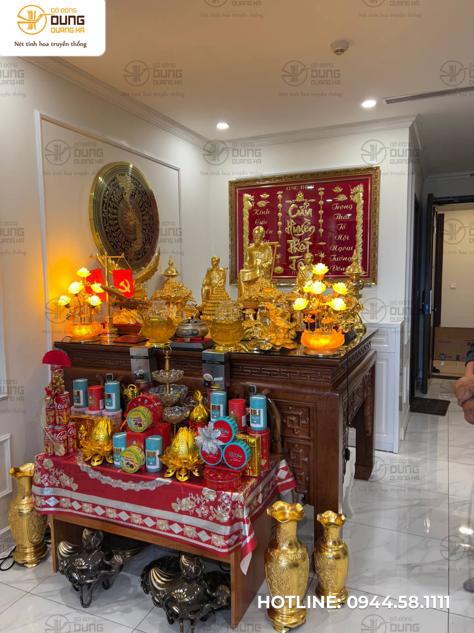 Bác là biểu tượng cao đẹp, bất hủ về một con người có tài, có đức, đưa dân tộc giành được độc lập tự do. Bác là ước vọng chân – thiện – mỹ của tất cả con dân Việt Nam. Chính vì vậy, thờ tượng Bác trong văn hóa tín ngưỡng dân tộc nhằm thể hiện lòng biết ơn, thành kính đối với người. Thờ cúng Bác thể hiện đạo lý “uống nước nhớ nguồn”. Bên cạnh việc thờ cúng tổ tiên, đặt tượng Bác uy nghiêm lên không gian thờ cúng. Điều này thể hiện sự biết ơn, thành kính với Bác. Đồng thời, thờ Bác Hồ còn là cách để mỗi gia đình noi theo tấm gương của Bác. Giữ gìn và phát huy niềm tự hào dân tộc, lòng yêu nước. Hào quang của Bác chiếu rọi cho cuộc sống thêm phần an yên, may mắn và tài lộc. Qua việc đặt tượng đồng thờ Bác Hồ, con cháu gửi gắm những điều tốt đẹp, an lành. Mong Người phù hộ độ trì, soi đường dẫn lối. Bên cạnh đó, cón rất nhiều mẫu tượng Bác Giáp, bác Thanh và những mẫu sản phẩm khác của khách hàng Hà Nội Qua bàn tay tài hoa của nghệ nhân có kinh nghiệm hàng chục năm trong nghề và kỹ thuật gia truyền, sản phẩm có độ tinh xảo đạt đến mức độ hoàn hảo nhất. Được sự tin tưởng của quý khách hàng, Dung Quang Hà đã chế tác và hoàn thiện theo yêu cầu. Với những đường nét tinh xảo, tỉ mỉ của người nghệ nhân dày dặn kinh nghiệm đã đưa tới khách hàng sản phẩm hoàn hảo nhất Dung Quang Hà chân thành cảm ơn vị khách đã tin tưởng và ủng hộ  tại cửa hàng Dung Quang Hà. Chúng tôi luôn cam kết sẽ mang tới những sản phẩm tốt nhất tới tay người tiêu dùng. Không chỉ các sản phẩm tượng đồng phong thủy, các sản phẩm tranh đồng, đồ thờ cúng, tượng đồng danh nhân,…và các sản phẩm khác tại cửa hàng chúng tôi luôn sẵn sàng phục vụ quý khách. Đồ đồng Dung Quang Hà được sự tin tưởng của khách hàng chúng tôi sẽ ngày càng cố gắng vươn mình phát triển ngành đồ đồng. Cảm ơn quý khách hàng đã luôn đồng hành cùng Đồ Đồng Dung Quang Hà chúng tôi. Chúc Quý gia chủ luôn mạnh khoẻ phát đạt và thành công.