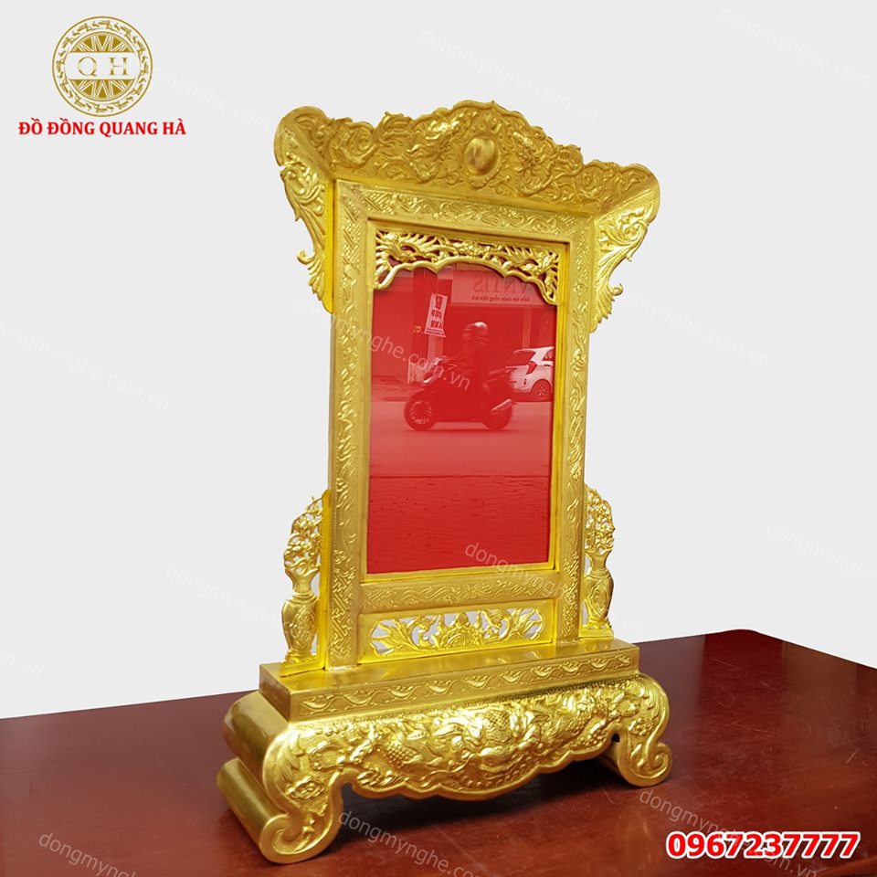 Khám phá bức tranh tinh tế từ khung ảnh bàn thờ đồng vàng, tạo nên không gian thánh thiện và mát lành cho ngôi nhà của bạn.