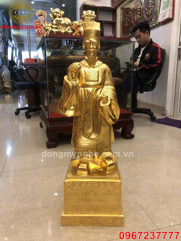 Tượng Nguyễn Trãi bằng đồng thếp vàng 9999
