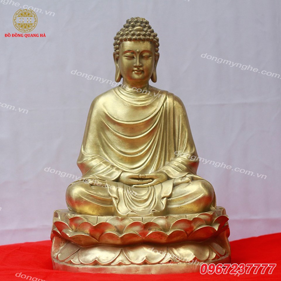 Tượng Phật bằng đồng vàng: Hãy chiêm ngưỡng vẻ đẹp của tượng Phật được chế tác từ đồng vàng, với vẻ sang trọng và huyền bí. Tác phẩm này không chỉ là một tác phẩm nghệ thuật độc đáo mà còn là biểu tượng tôn giáo được người dân Việt Nam yêu mến.