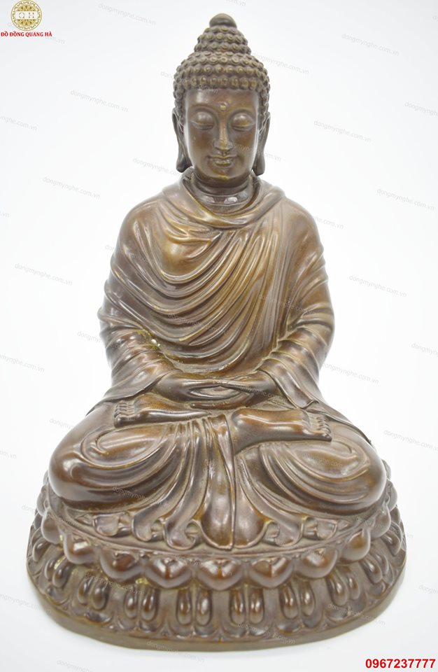 Tượng Phật Thích Ca bằng đồng vàng tạo màu giả cổ.
