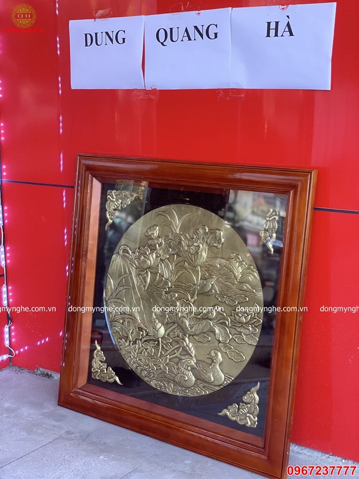 Tranh hoa sen bằng đồng vàng khung gỗ tùng vuông 80cm