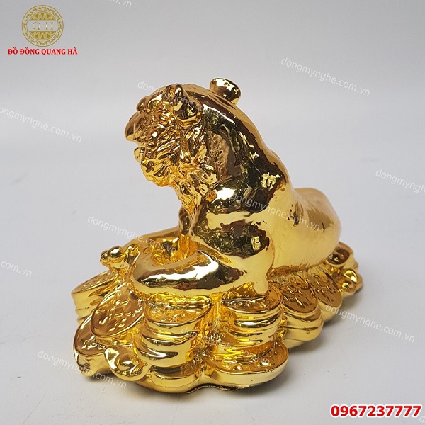 Tượng hổ phong thủy nằm trên tiền vàng, tài lộc
