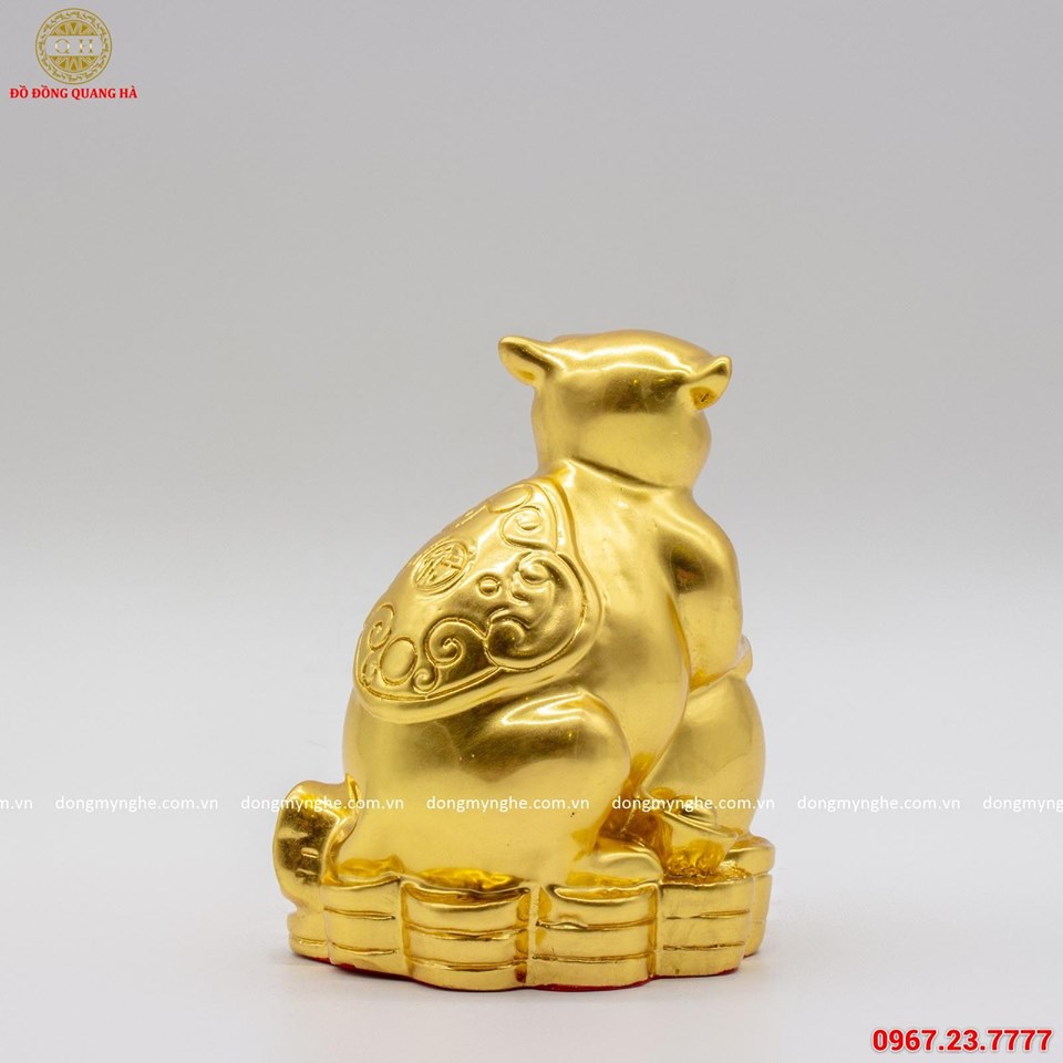 Tượng chuột phong thủy thếp vàng trên lưng có hình chữ Thọ