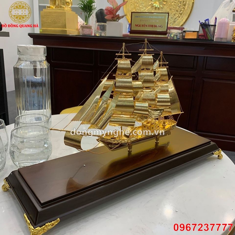 Mô hình thuyền buồm mạ vàng kèm đế gỗ sang trọng