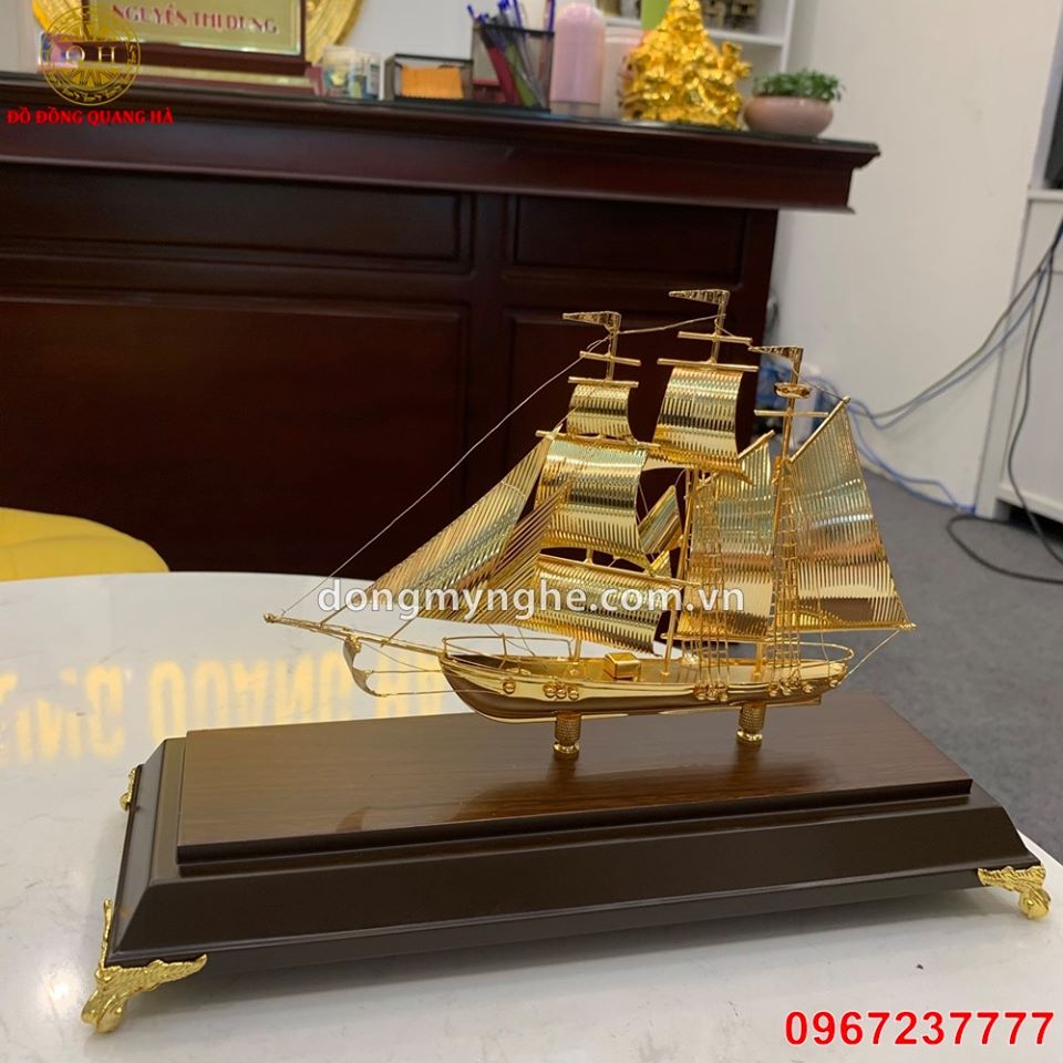 Mô hình thuyền buồm mạ vàng kèm đế gỗ sang trọng