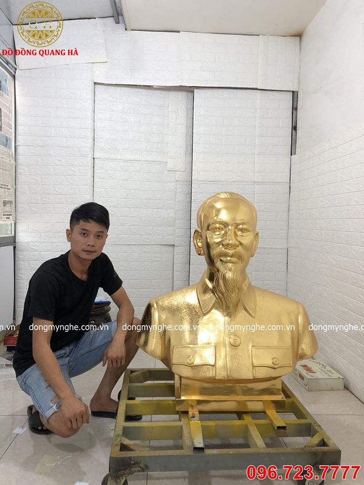 Thếp vàng tượng chân dung Bác Hồ tại xưởng Ý Yên, Nam Định