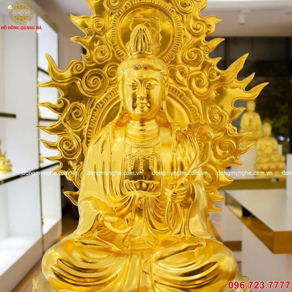 Tượng Bồ Tát Đại Thế Chí với cành sen và thếp vàng tinh xảo là món quà tâm linh tuyệt vời cho bạn và người thân. Ảnh phật đại thế chí bồ tát đẹp sẽ giúp bạn đánh giá được sự tinh tế và cao quý của tượng Phật này.