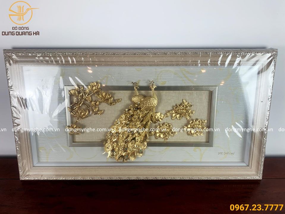 Tranh chim công bằng đồng mạ vàng 24k nền gỗ đẹp