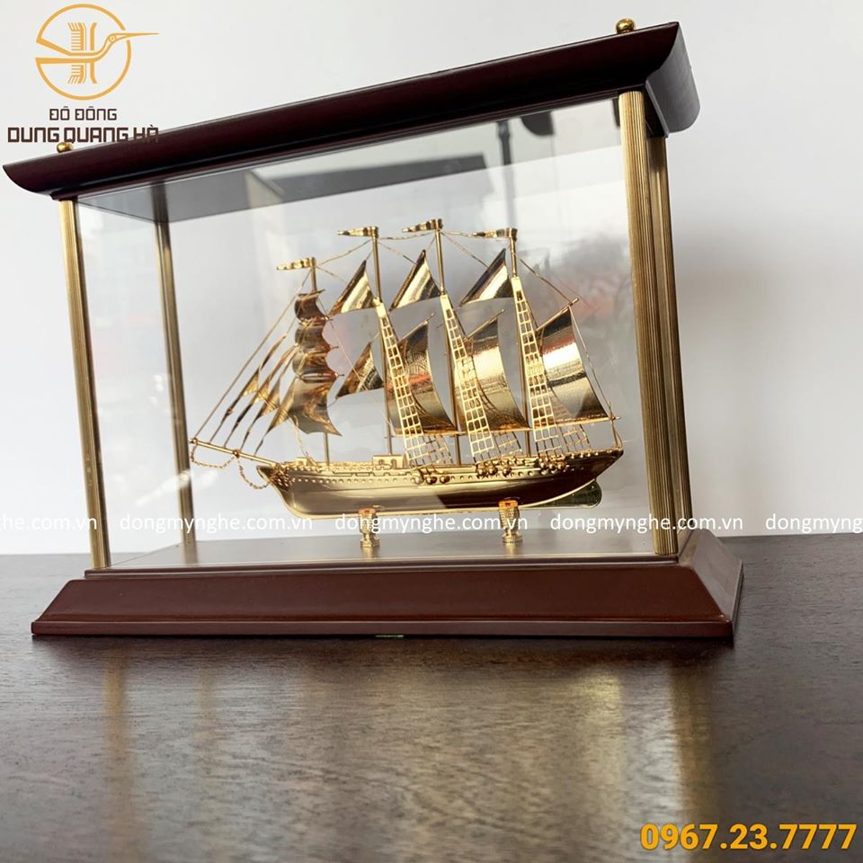 Mô hình thuyền buồm mạ vàng có khung kính