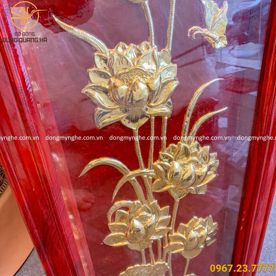 Tranh hoa sen treo phòng khách mạ vàng khung dọc