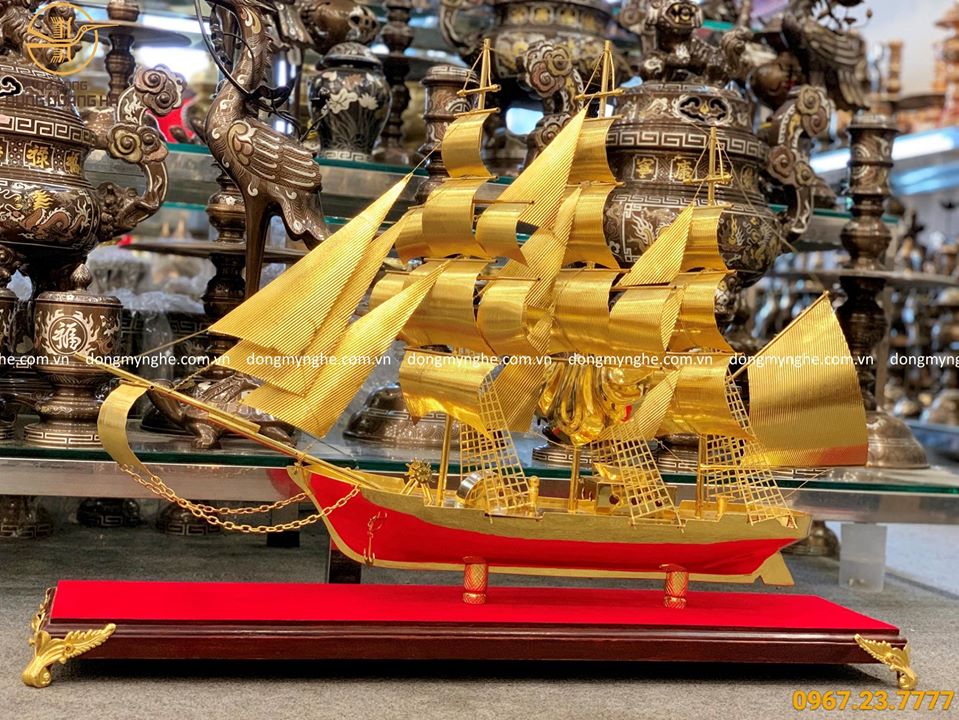 Thuyền buồm mạ vàng dài 85cm cao 55cm rộng 12cm, đế gỗ 8cmx22cm