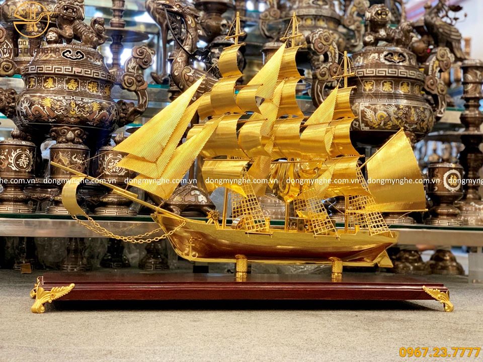 Thuyền buồm mạ vàng dài 85cm cao 55cm rộng 12cm, đế gỗ 8cmx22cm