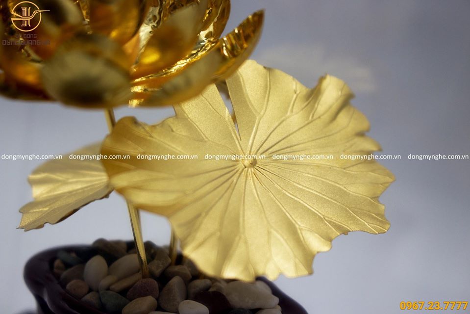 Quà tặng mạ vàng tinh xảo mẫu 1 - hoa sen đồng để bàn