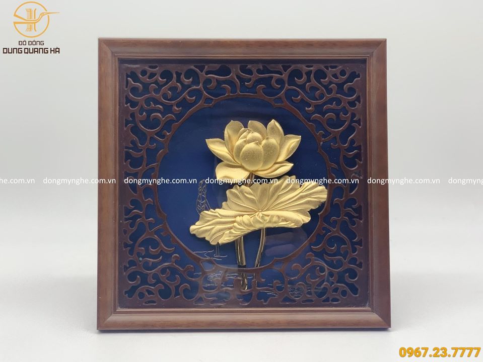 Tranh lưu niệm hoa sen mạ vàng khung gỗ hoa văn tinh xảo