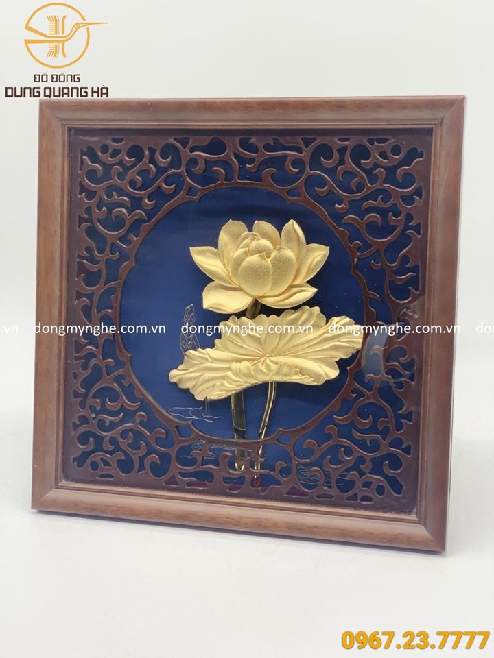 Tranh lưu niệm hoa sen mạ vàng khung gỗ hoa văn tinh xảo