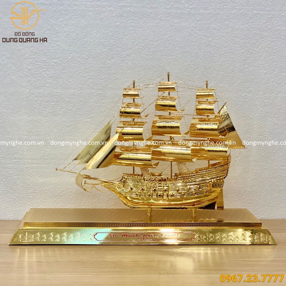 Thuyền buồm phong thủy mạ vàng tinh xảo - đế mạ vàng mẫu 1