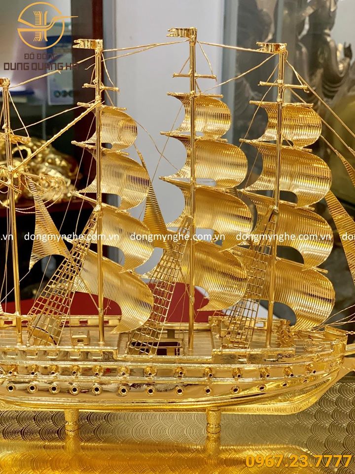 Thuyền buồm phong thủy mạ vàng - đế mạ vàng mẫu 2 tinh xảo