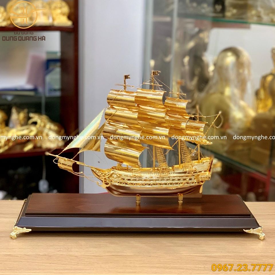 Thuyền buồm mạ vàng đế gỗ sang trọng đẹp tinh xảo