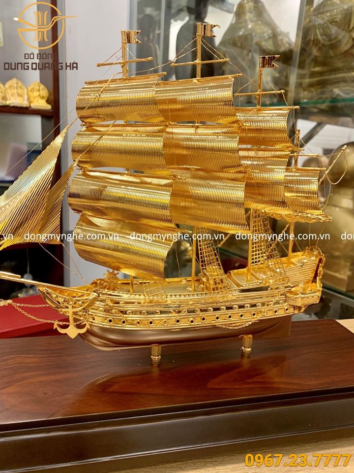 Thuyền buồm mạ vàng đế gỗ sang trọng đẹp tinh xảo