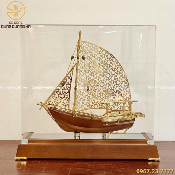 Thuyền buồm lưu niệm mạ vàng đế gỗ thiết kế độc đáo