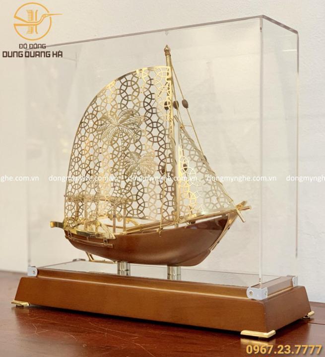 Thuyền buồm lưu niệm mạ vàng đế gỗ thiết kế độc đáo