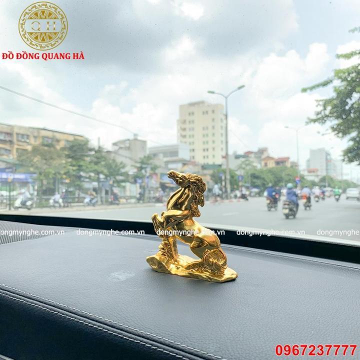 Tượng ngựa phong thủy bằng đồng mạ vàng 24k để xe ô tô