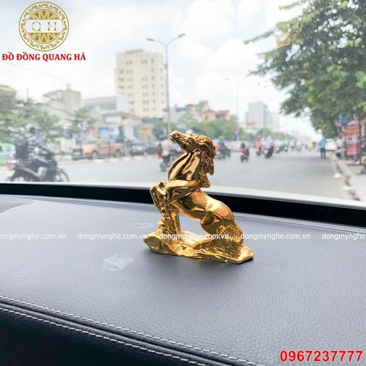 Tượng ngựa phong thủy bằng đồng mạ vàng 24k để xe ô tô