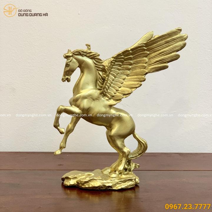 Tượng ngựa phong thủy có cánh bằng đồng vàng mộc
