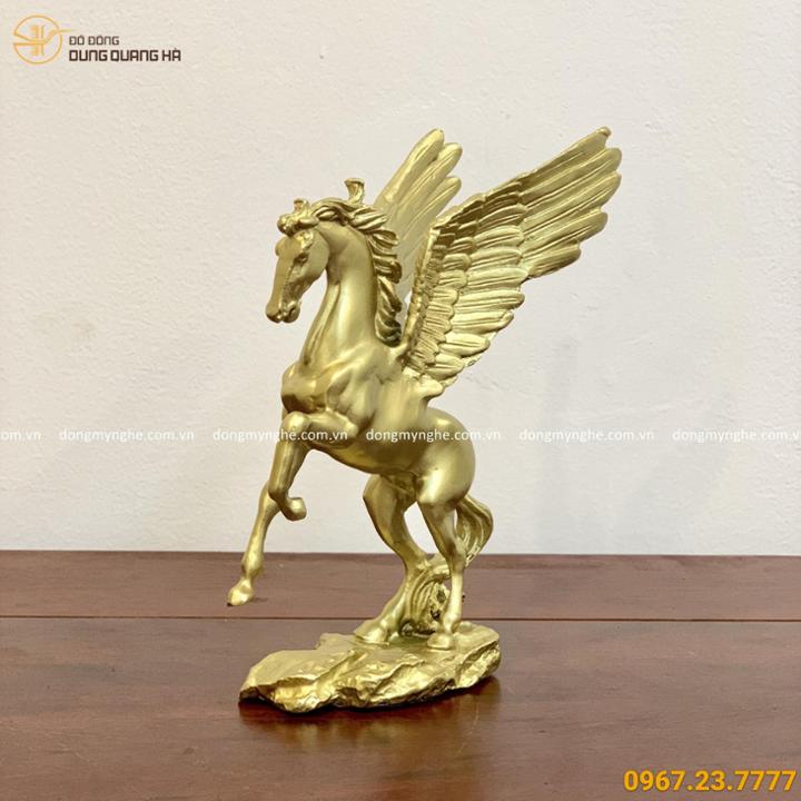 Tượng ngựa phong thủy có cánh bằng đồng vàng mộc