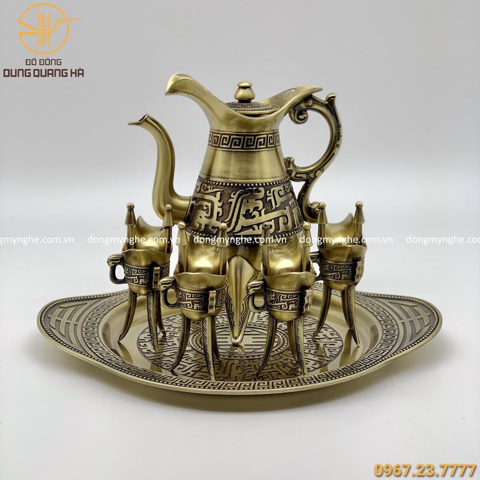 Bộ ấm chén uống trà bằng đồng vàng mộc kiểu dáng thời Trung cổ