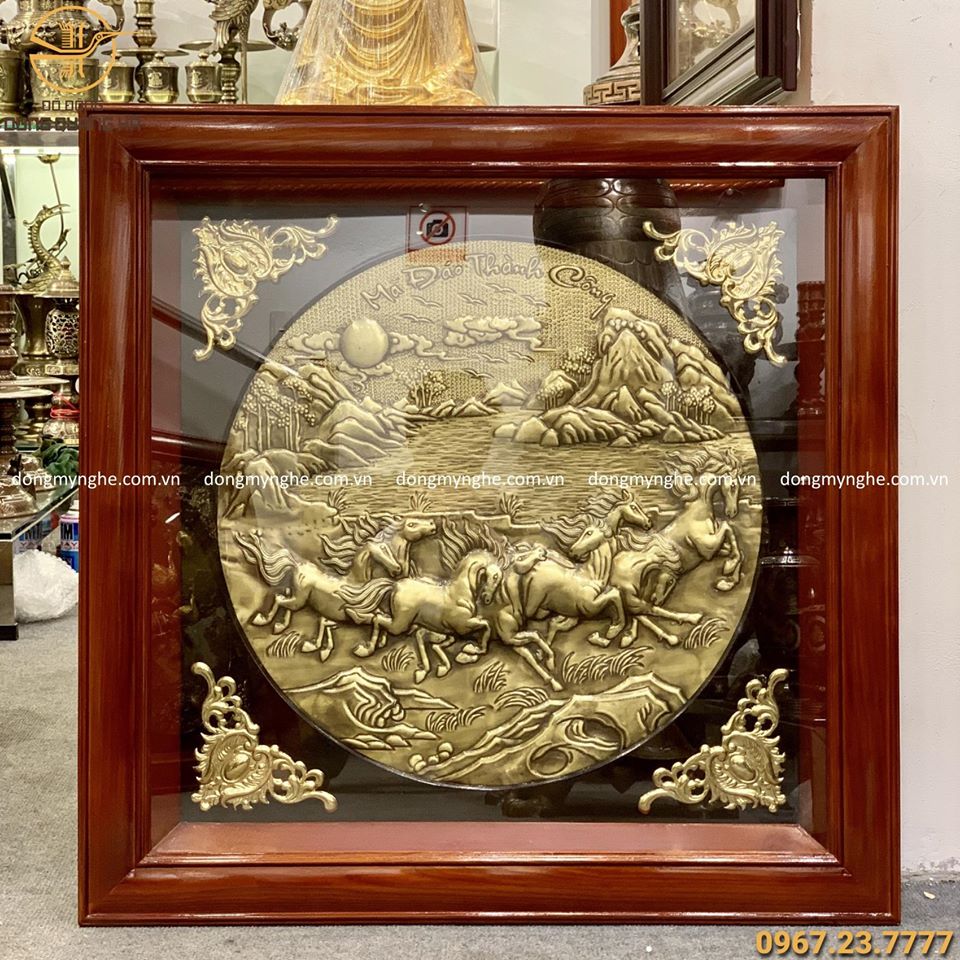 Tranh Mã Đáo Thành Công đồng vàng thúc nổi khung gỗ 80x80 cm