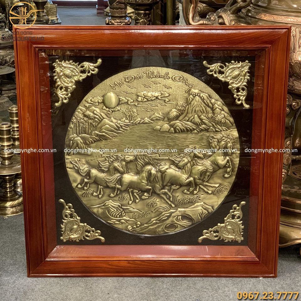 Tranh Mã Đáo Thành Công đồng vàng thúc nổi khung gỗ 80x80 cm