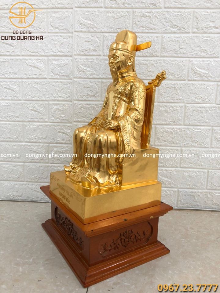 Tượng Nguyễn Trãi ngồi ghế bằng đồng dát vàng cao 45cm
