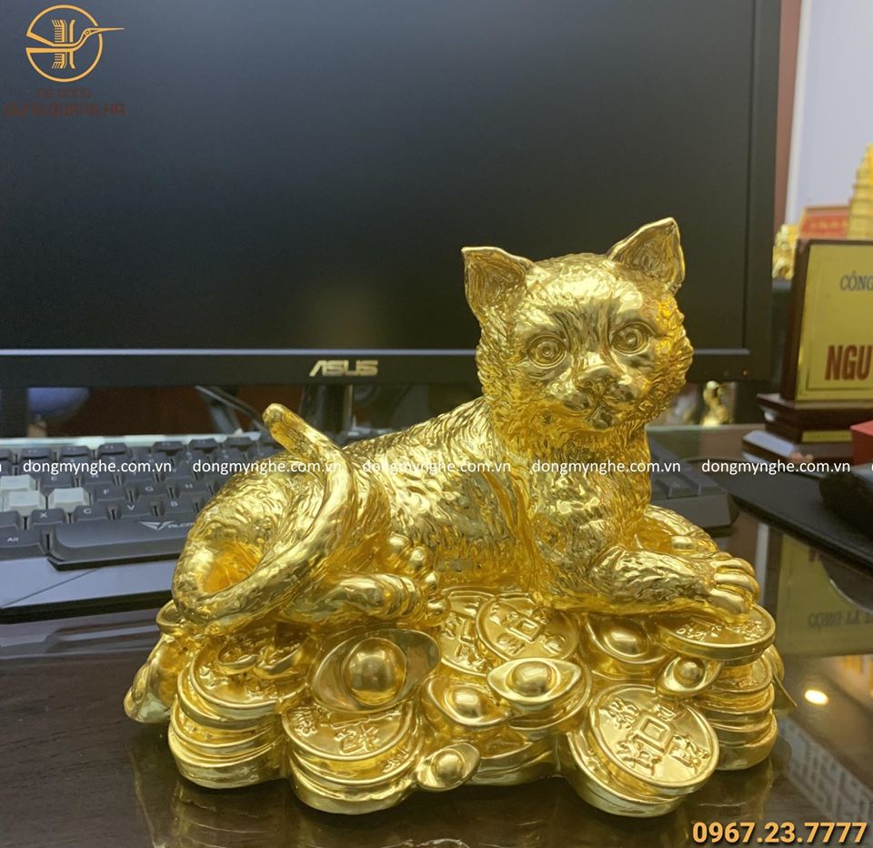 Tượng mèo bằng đồng vàng dát vàng nằm trên tiền 14cm x 20cm