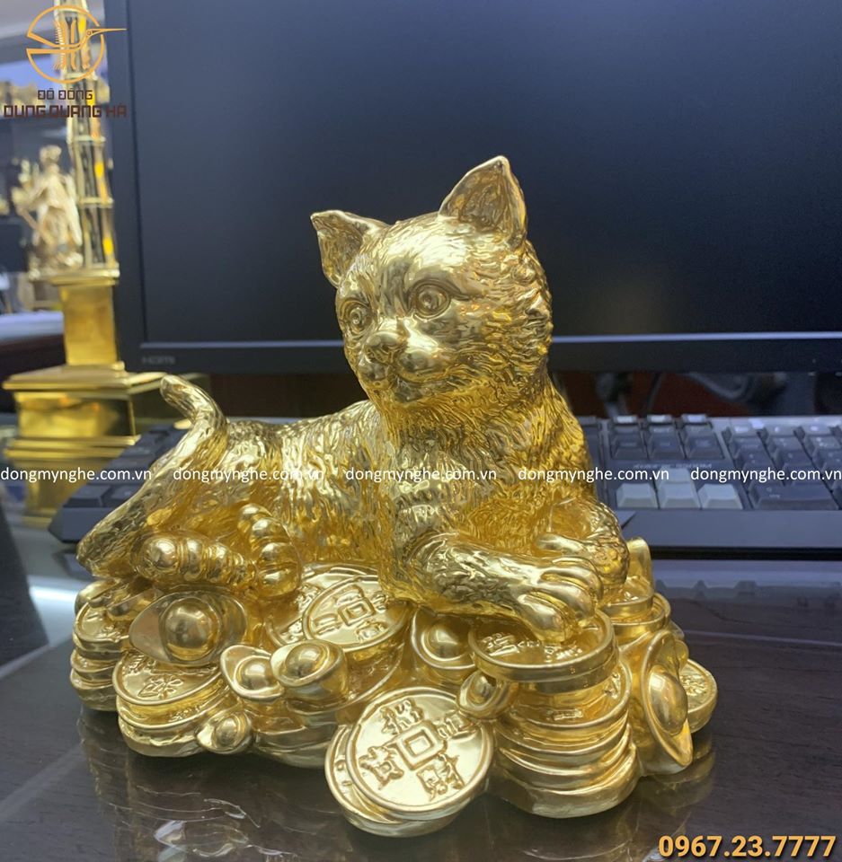 Tượng mèo bằng đồng vàng dát vàng nằm trên tiền 14cm x 20cm