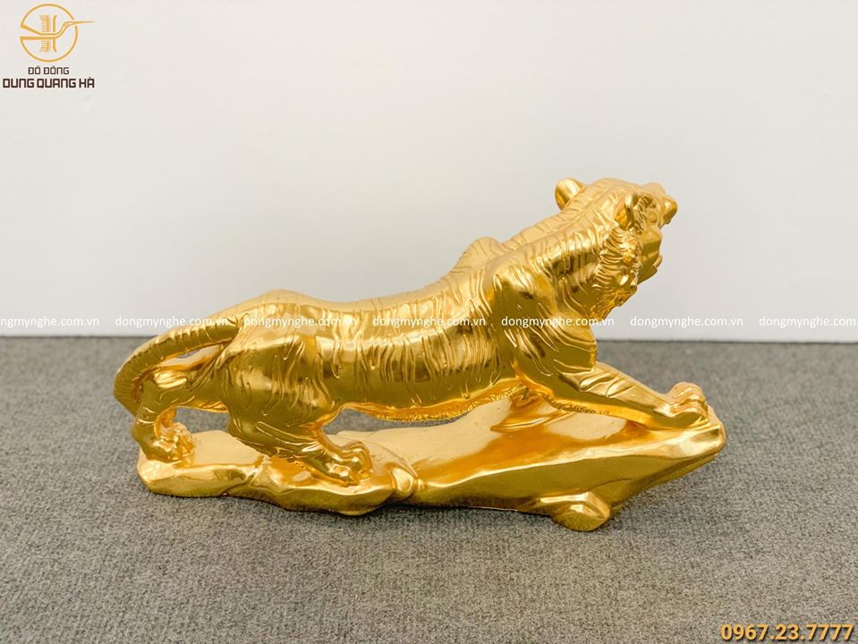 Tượng hổ bằng đồng thếp vàng 9999 cao 23cm dài 45cm