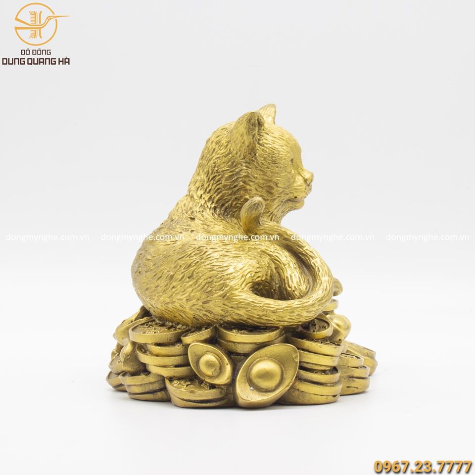 Tượng mèo bằng đồng vàng nằm trên tiền cao 17cm dài 22cm