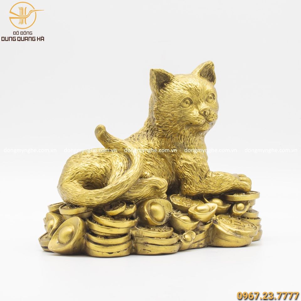 Tượng mèo bằng đồng vàng nằm trên tiền cao 17cm dài 22cm