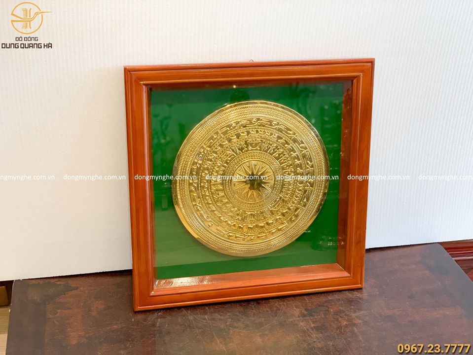 Tranh mặt trống đồng mạ vàng 24k nền xanh khung gỗ 60 x 60cm